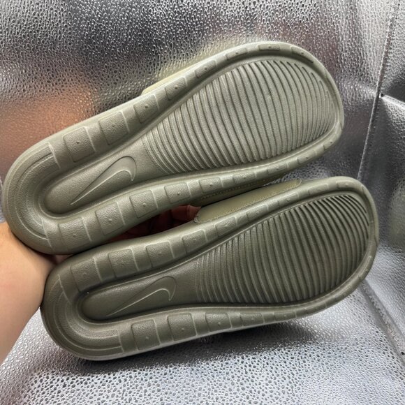 Size 11 Nike‎ Victori One Womens Army Green Slip On Slide Sandals FQ7416-200 - Picture 10 of 10